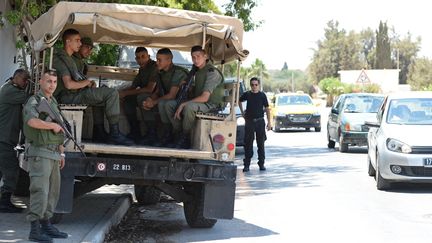 Des soldats tunisiens montent la garde &agrave; proximit&eacute; de l'h&ocirc;tel Imperial Marhaba, &agrave; Sousse (Tunisie), le 28 juin 2015. (ANDREAS GEBERT / DPA)