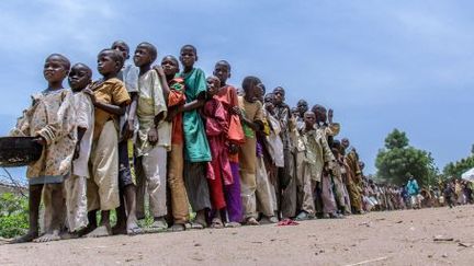 Des enfants attendent une prise en charge dans le camp de réfugiés de Banki, au Nigeria. (UNICEF)