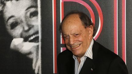 Le chanteur et compositeur français Charles Dumont lors de l'inauguration de l'exposition "Piaf", consacrée à la légendaire chanteuse française Édith Piaf, à la BNF à Paris le 14 avril 2015. (FRANCOIS GUILLOT / AFP)