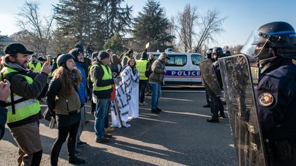 Des "gilets jaunes" font face aux forces de l'ordre aux abords de l'autoroute, à Strasbourg (Bas-Rhin), le 19&nbsp;janvier 2019. (CHRISTOPH DE BARRY / HANS LUCAS / AFP)