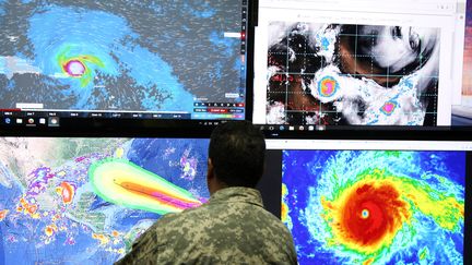 Le trajet de l'ouragan Irma sur les écrans de l'Emergency Operations Committee (COE) à Saint-Domingue (République Dominicaine), le 5 septembre 2017. (RICARDO ROJAS / REUTERS)