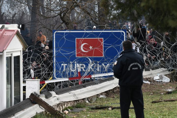 Un policier grec au poste de Kastanies, à la frontière avec la Turquie, le 29 février 2020. (SAKIS MITROLIDIS / AFP)