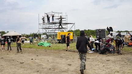 Des participants à une rave-party illégale à Parnay (Maine-et-Loire), le 12 mai 2024. (FREDERIC PETRY / HANS LUCAS / AFP)