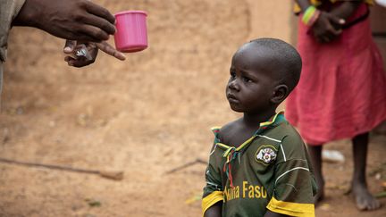 Des agents de santé dispensent une chimioprévention du paludisme au village de Goundri, à Ziniare, au nord-est de Ouagadougou, le 20 août 2019. (OLYMPIA DE MAISMONT / AFP)