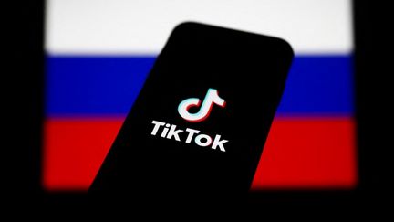 Le logo Tik Tok sur un smartphone à Cracovie (Pologne), le 1er mars 2022. (JAKUB PORZYCKI / NURPHOTO / AFP)