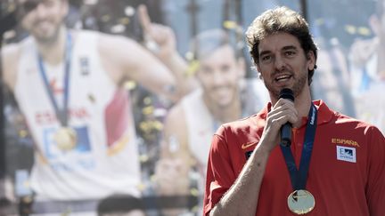 Pau Gasol c&eacute;l&egrave;bre la victoire de l'Espagne &agrave; l'Eurobasket &agrave; Madrid, le 21 septembre 2015. (BURAK AKBULUT / ANADOLU AGENCY / AFP)