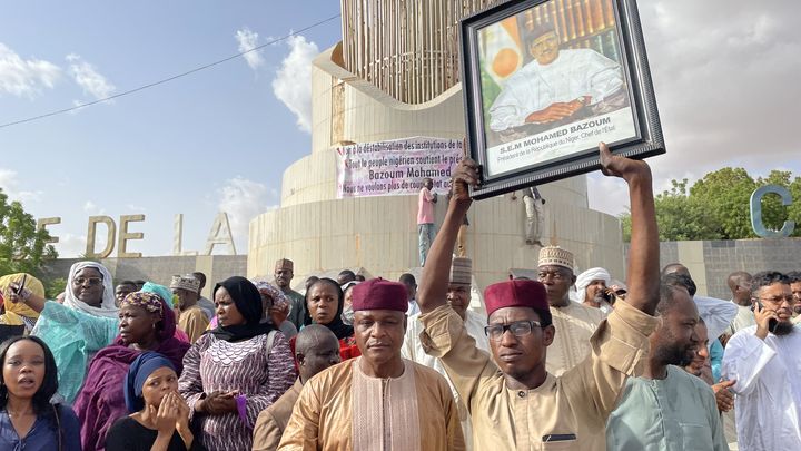 Des partisans du président nigérien Mohamed Bazoum rassemblés à Niamey, la capitale, le 26 juillet 2023. (AFP)