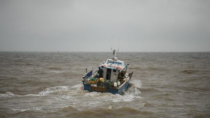 Un bateau de pêche quitte le port de pêche de Bridlington, dans le nord-est de l'Angleterre, pour la mer du Nord, le 11 décembre 2020. (OLI SCARFF / AFP)