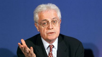 Le Premier ministre Lionel Jospin s'adresse aux journalistes, le 11 juin 2001, à Paris. (JACK GUEZ / AFP)