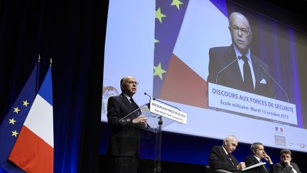 Cazeneuve tente de calmer les syndicats policiers