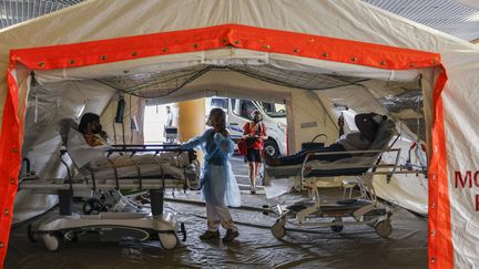 Devant l'accueil des urgences du CHU de Fort-de-France, des tentes ont été installées pour trier les nombreux malades qui arrivent, le 2 août 2021.&nbsp; (OLIVIER CORSAN / MAXPPP)