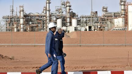 Deux hommes traversent le site de production de gaz de In Amenas (Algérie). (RYAD KRAMDI / AFP)