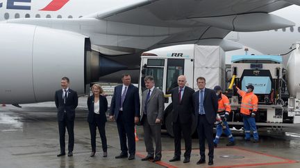 De gauche à droite, Benjamin Smith, PDG d'Air France-KLM,&nbsp; Anne Rigail, directrice générale d'Air France, Patrick Pouyanne, PDG de Total,&nbsp;Augustin de Romanet, PDG du groupe ADP (Aeroports de Paris), Paul Mannes, directeur de Total Aviation, et&nbsp;Marc Houalla, directeur de l'aéroport de Paris-Charles-de-Gaulle, le 18 mai 2021 à Roissy.&nbsp;&nbsp;(Illustration) (ERIC PIERMONT / AFP)