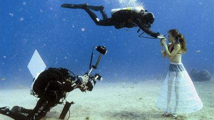 Le photographe isra&eacute;lien Johannes Felten r&eacute;alise un shooting sous-marin dans la mer Rouge pr&egrave;s d'Eilat (Isra&euml;l), le 22 octobre 2013. (REUTERS)