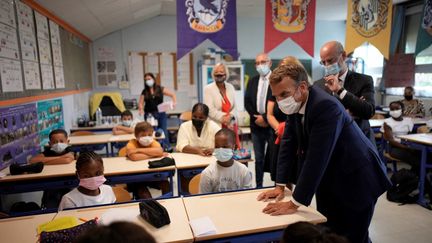 Emmanuel Macron lors de sa visite dans une école à Marseille le 2 septembre 2021. (DANIEL COLE / POOL)