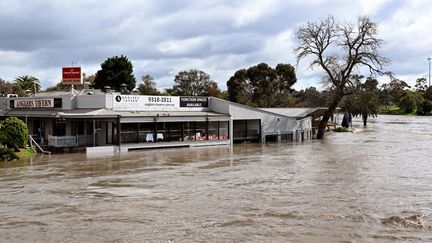 Un restaurant sous l'eau à&nbsp;Maribyrnong, dans la banlieue de Melbourne (Australie), le 14 octobre 2022. (WILLIAM WEST / AFP)