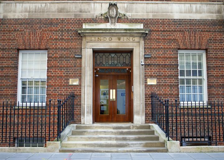 L'entr&eacute;e de la Lindo Wing, l'aile de l'h&ocirc;pital St Mary o&ugrave; doit accoucher la duchesse de Cambridge, photographi&eacute;e le 8 janvier 2013, &agrave; Londres (Royaume-Uni).&nbsp; (MAX MUMBY / INDIGO / GETTY IMAGES EUROPE)