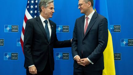 US Secretary of State Antony Blinken and Ukrainian Foreign Minister Dmytro Kuleba at NATO headquarters in Brussels, November 29, 2023. (SAUL LOEB / POOL / AFP)