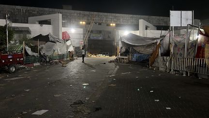 A l'extérieur de l'hôpital Al-Chifa, le 10 novembre 2023 dans la ville de Gaza. (ISMAIL ZANOUN / AFP)