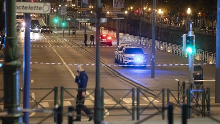 Un périmètre policier sur le site d'une fusillade, boulevard d'Ypres, à Bruxelles, en Belgique, le 16 octobre 2023. (HATIM KAGHAT / BELGA / AFP)