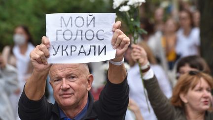 "On m'a volé mon vote", brandit ce manifestant, le 13 août 2020, à Minsk. (SERGEI GAPON / AFP)