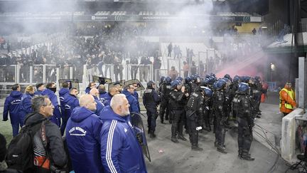 Des incidents ont éclaté jeudi 7 avril dans le stade Vélodrome entre supporters du PAOK Salonique et de l'OM en Ligue Europa conférence. (NICOLAS TUCAT / AFP)