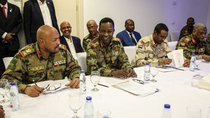 Des généraux soudanais à la table des négociations, le 16 juillet 2019, à&nbsp;Khartoum, au Soudan. (MAHMOUD HJAJ / ANADOLU AGENCY / AFP)