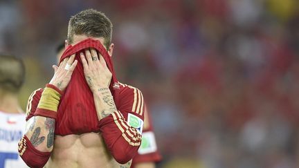 Le d&eacute;fenseur Sergio Ramos, d&eacute;pit&eacute; apr&egrave;s la d&eacute;faite de l'Espagne contre le Chili et l'&eacute;limination de son &eacute;quipe de la Coupe du monde, le 18 juin, &agrave; Rio (Br&eacute;sil). (LLUIS GENE / AFP)