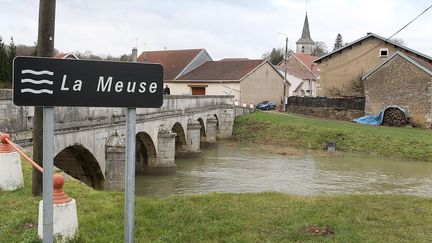 Le pont o&ugrave; s'arr&ecirc;te la trace du petit Enzo, remont&eacute;e par les chiens renifleurs, &agrave;&nbsp;Harreville-les-Chanteurs (Haute-Marne), le 24 d&eacute;cembre 2011. (FRANCOIS NASCIMBENI / AFP)