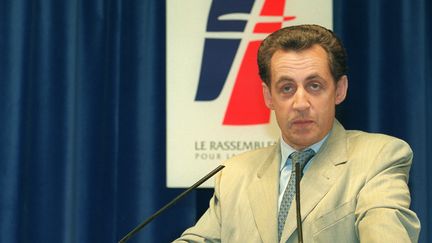 Le président par intérim du RPR, Nicolas Sarkozy, participe à une conférence de presse, le 14 juin 1999 au siège du parti à Paris, au cours de laquelle il a annoncé, au lendemain des élections européennes, qu'il abandonnait cette fonction et qu'il ne serait pas candidat à la présidence du RPR lors de la prochaine élection. (THOMAS COEX / AFP)