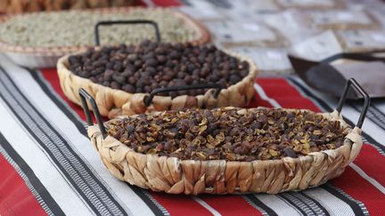 Des grains de café Arabica torréfiés exposés lors de la Journée du café Moka à Sana'a, au Yémen, le 3 mars 2024. (YAHYA ARHAB / EPA)