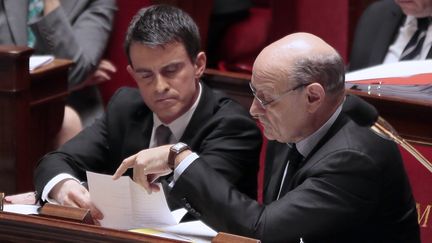 Le Premier ministre, Manuel Valls, et&nbsp;le secr&eacute;taire d'Etat aux Relations avec le Parlement,&nbsp;Jean-Marie Le Guen, le 16 avril 2014 &agrave; l'Assembl&eacute;e nationale (Paris). (JACQUES DEMARTHON / AFP)