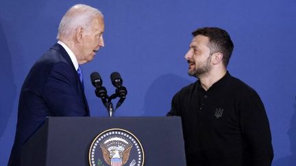 Le président ukrainien Volodymyr Zelensky salue Joe Biden lors d'un événement du Pacte pour l'Ukraine en marge de la réunion des membres de l'OTAN, au Washington Convention Center (Etats-Unis), le 11 juillet 2024. (LUDOVIC MARIN / AFP)