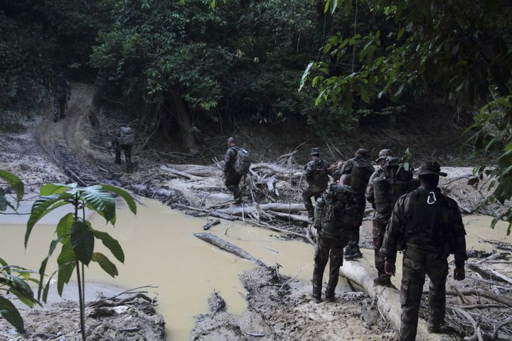 Des militaires français cherchent des sites d'orpaillage illégal dans la forêt amazonienne, près de Saint-Laurent-du-Maroni (Guyane), le 30 octobre 2012. (RANU ABHELAKH / REUTERS)