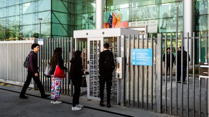 Des lycéens pénètrent dans un établissement scolaire de Perpignan (Pyrénées-Orientales), le 20 mars 2023. (JC MILHET / HANS LUCAS / AFP)