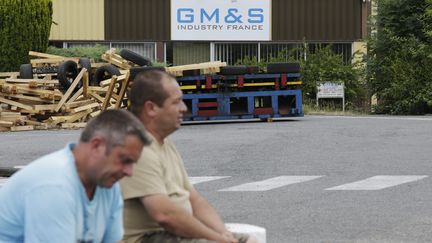 Des salariés de&nbsp;GM&amp;S à La Souterraine, dans la Creuse, le 26 juin 2017. (PASCAL LACHENAUD / AFP)