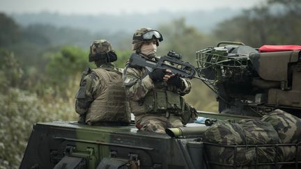 Des soldats fran&ccedil;ais patrouillent sur une route, pr&egrave;s de Bouar, en Centrafrique, le 7 d&eacute;cembre 2013. (FRED DUFOUR / AFP)