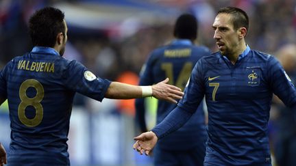 S'ils ne sont pas blessés, Mathieu Valbuena et Franck Ribéry feront certainement parti du groupe qui s'envolera pour le Brésil.  (FRANCK FIFE / AFP)