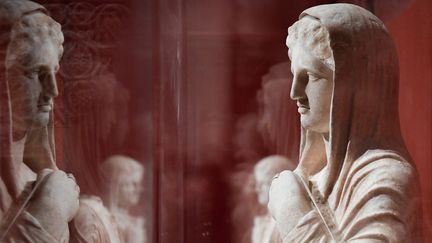 Cette statue funéraire de Cyrène saisie en 2012 est l'une des six oeuvres en cours d'instruction exposées au Louvre. (ALAIN JOCARD / AFP)