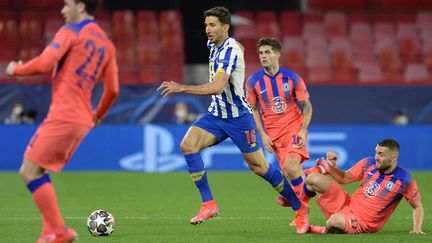 Marko Grujic (Porto) et Mateo Kovacic (Chelsea) ici au duel lors du quart de finale aller de Ligue des champions, mercredi 7 avril. (CRISTINA QUICLER / AFP)