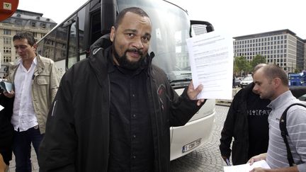 L'humoriste Dieudonné pose devant le palais de justice de Bruxelles, le 21 juin 2012, quelques semaines&nbsp;après que la police a interrompu son spectacle. (NICOLAS MAETERLINCK / BELGA / AFP)