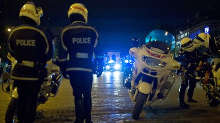 Des policiers sur les Champs-Elys&eacute;es, en avril 2012. (BERTRAND LANGLOIS / AFP)