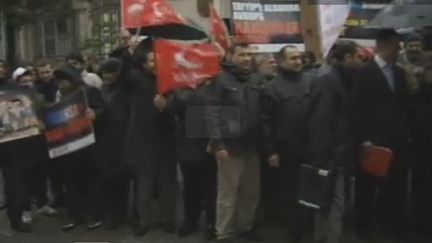 Manifestation devant l'ambassade de France &agrave; Ankara (Turquie) - vendredi 23 d&eacute;cembre 2011 (APTN et Reuters)