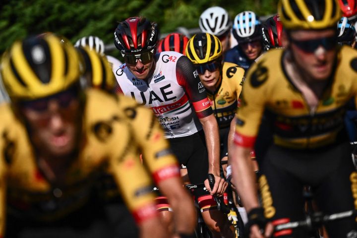 Tadej Pogacar (center left) and Jonas Vingegaard during the Tour of Lombardy, October 8, 2022.   (MARCO BERTORELLO / AFP)