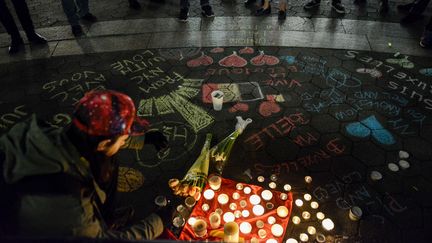 Quelques bougies, des fleurs et des mots de soutiens écrit à la craie à même le sol d'Union Square à New York... Un mémorial s'est improvisé&nbsp;au cœur de&nbsp;Manhattan.&nbsp; (STEPHANIE KEITH / REUTERS)