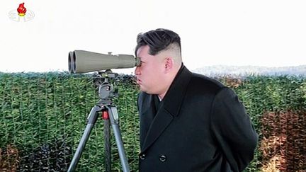 &nbsp; (Kim Jong-Un, le leader nord-coréen, en train d'observer les effets de nouvelles armes anti-tank © maxPPP)