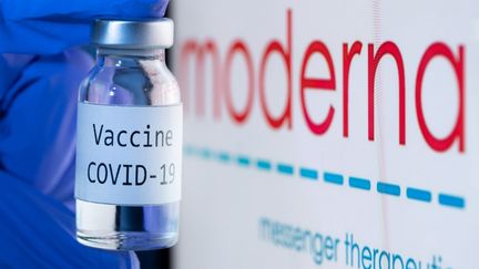 Un échantillon du vaccin contre le Covid-19, développé par l'entreprise Moderna, le 18 novembre 2020. (JOEL SAGET / AFP)