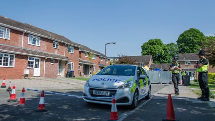 Des policiers montent la garde devant le domicile de Sergei Skripal, le 15 mai 2018, dans un quartier résidentiel de Salisbury (Royaume-Uni). (YANN THOMPSON / FRANCEINFO)