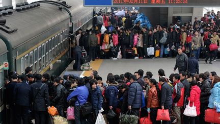 Dans les années 50, l’Etat chinois a mis en place le hukou, un système d’enregistrement pour pouvoir contrôler les déplacements de sa population et éviter ainsi un flux trop important de paysans vers les villes.
 
Ce passeport interne indique le lieu de résidence (ville/campagne) et si la personne est un ouvrier ou un agriculteur. (REUTERS/Jianan Yu)