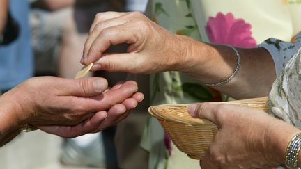 Le pain utilisé dans les hosties doit être azyme (sans levain) et de pur froment, fabriqué par des personnes compétentes et intègres, rappelle le Vatican. (PASCAL DELOCHE / CORBIS DOCUMENTARY / AFP)